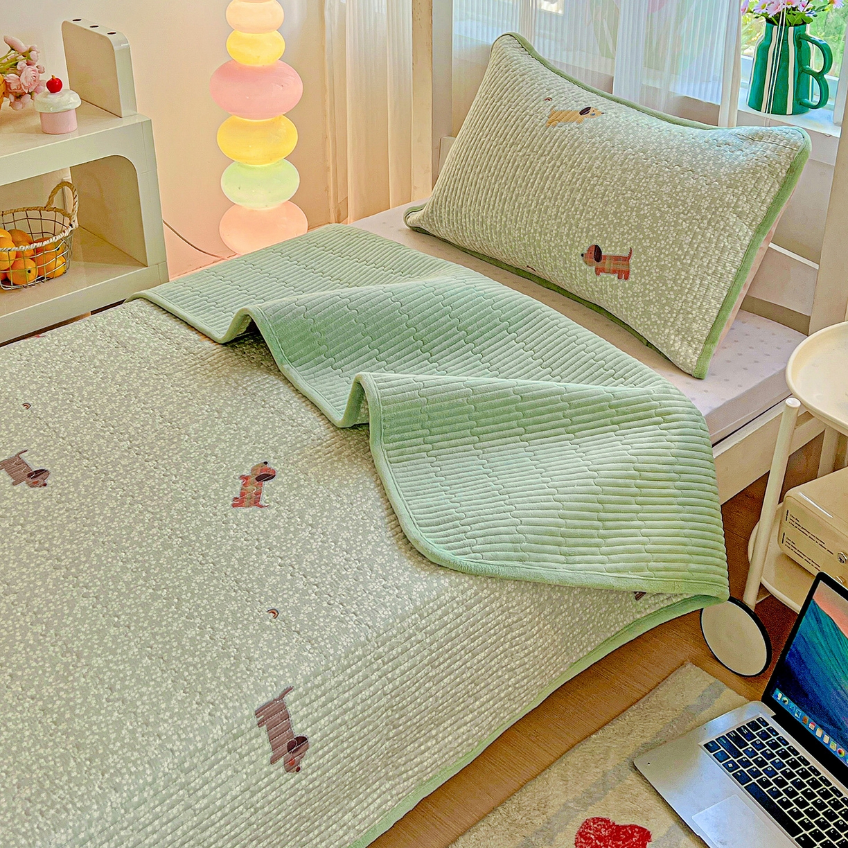 91家纺网 家纺一手货源 找家纺 恒尚居 2025新款学生床盖纯棉牛奶绒正反两用夹棉床单床垫-秋冬款-四季通用【系列一】 布丁狗【A纯棉-B宝宝绒】