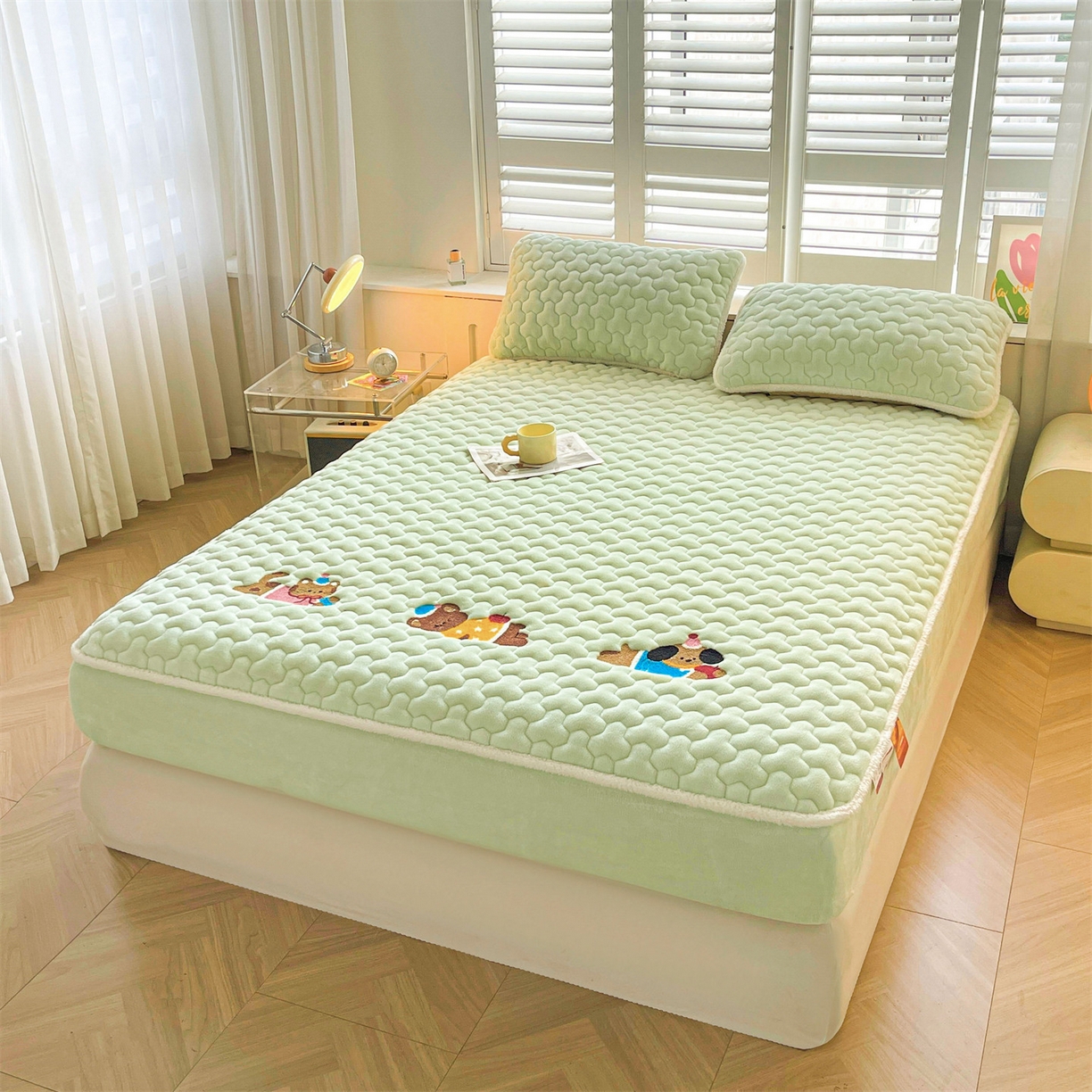 91家纺网 家纺一手货源 找家纺 雯豆家纺 2025新款刺绣牛奶绒夹棉床笠绣花款卡通床笠三件套 萌宠-薄荷绿