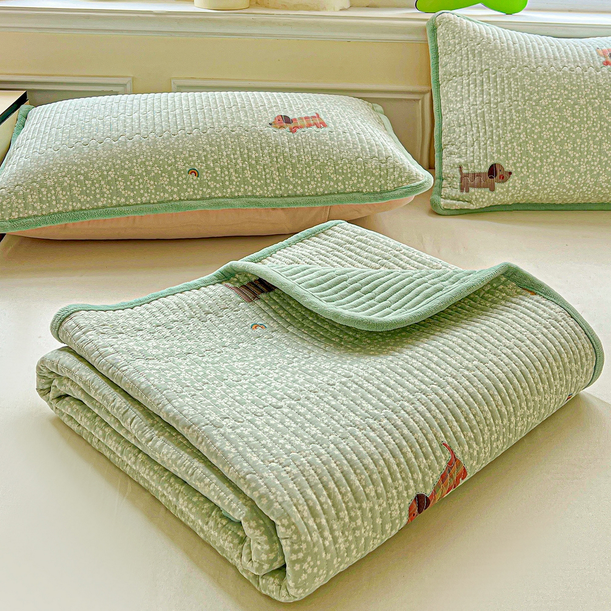 91家纺网 家纺一手货源 找家纺 恒尚居 2025新款学生床盖纯棉牛奶绒正反两用夹棉床单床垫-秋冬款-四季通用【系列一】 布丁狗【A纯棉-B宝宝绒】