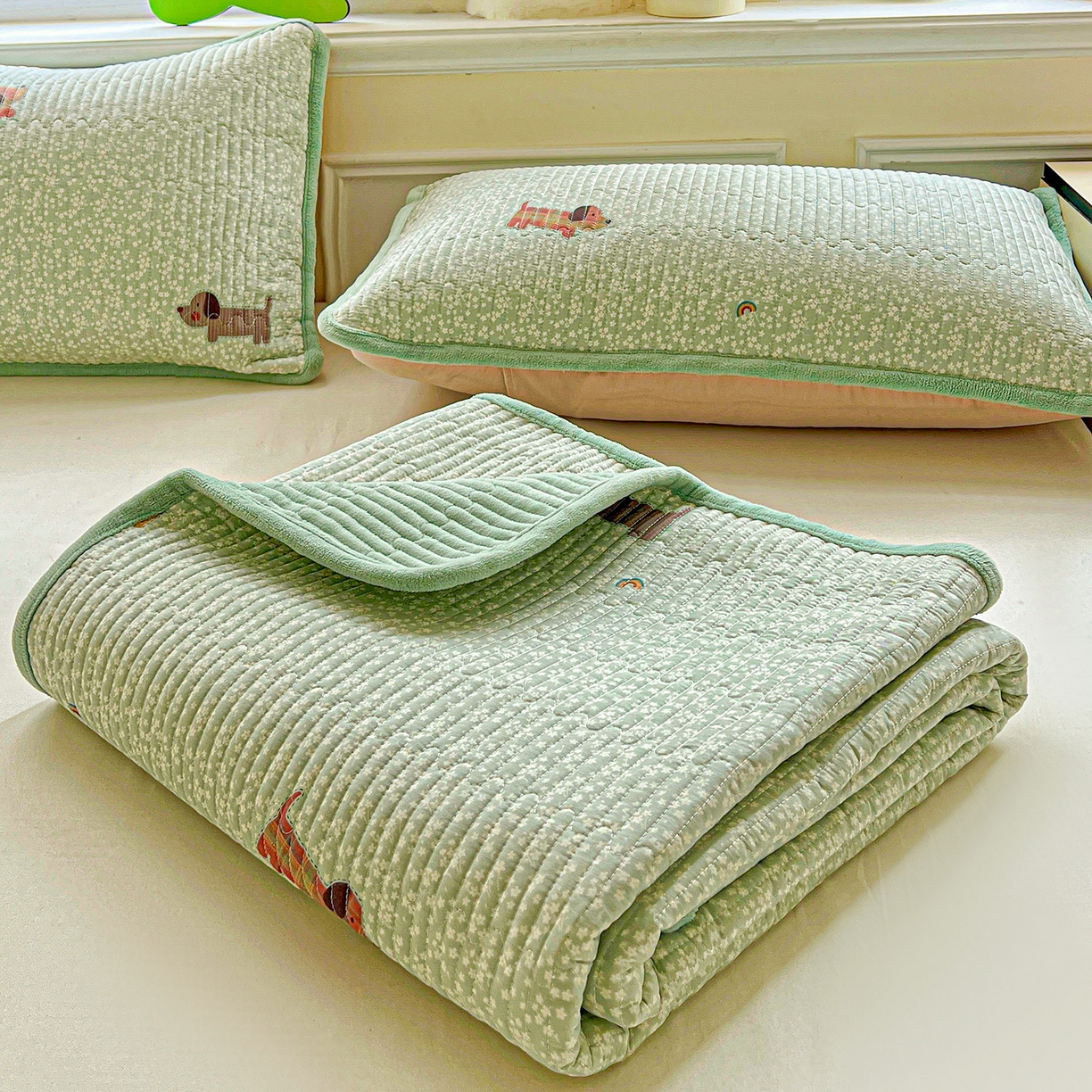 91家纺网 家纺一手货源 找家纺 恒尚居 2025新款学生床盖纯棉牛奶绒正反两用夹棉床单床垫-秋冬款-四季通用【系列一】 布丁狗【A纯棉-B宝宝绒】