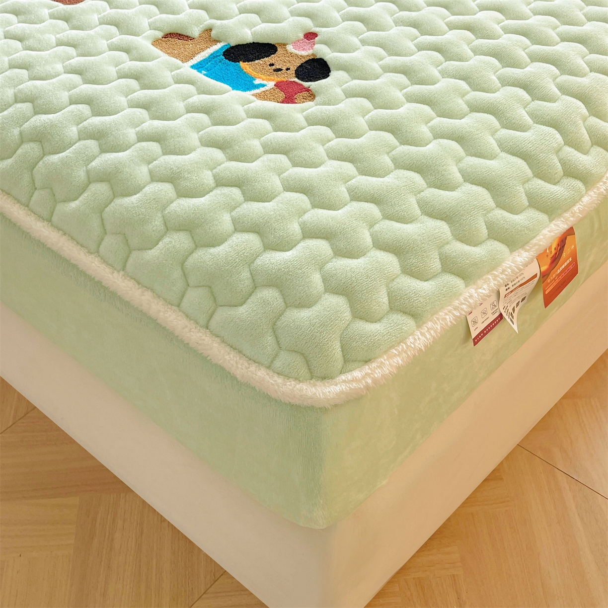 91家纺网 家纺一手货源 找家纺 雯豆家纺 2025新款刺绣牛奶绒夹棉床笠绣花款卡通床笠三件套 萌宠-薄荷绿