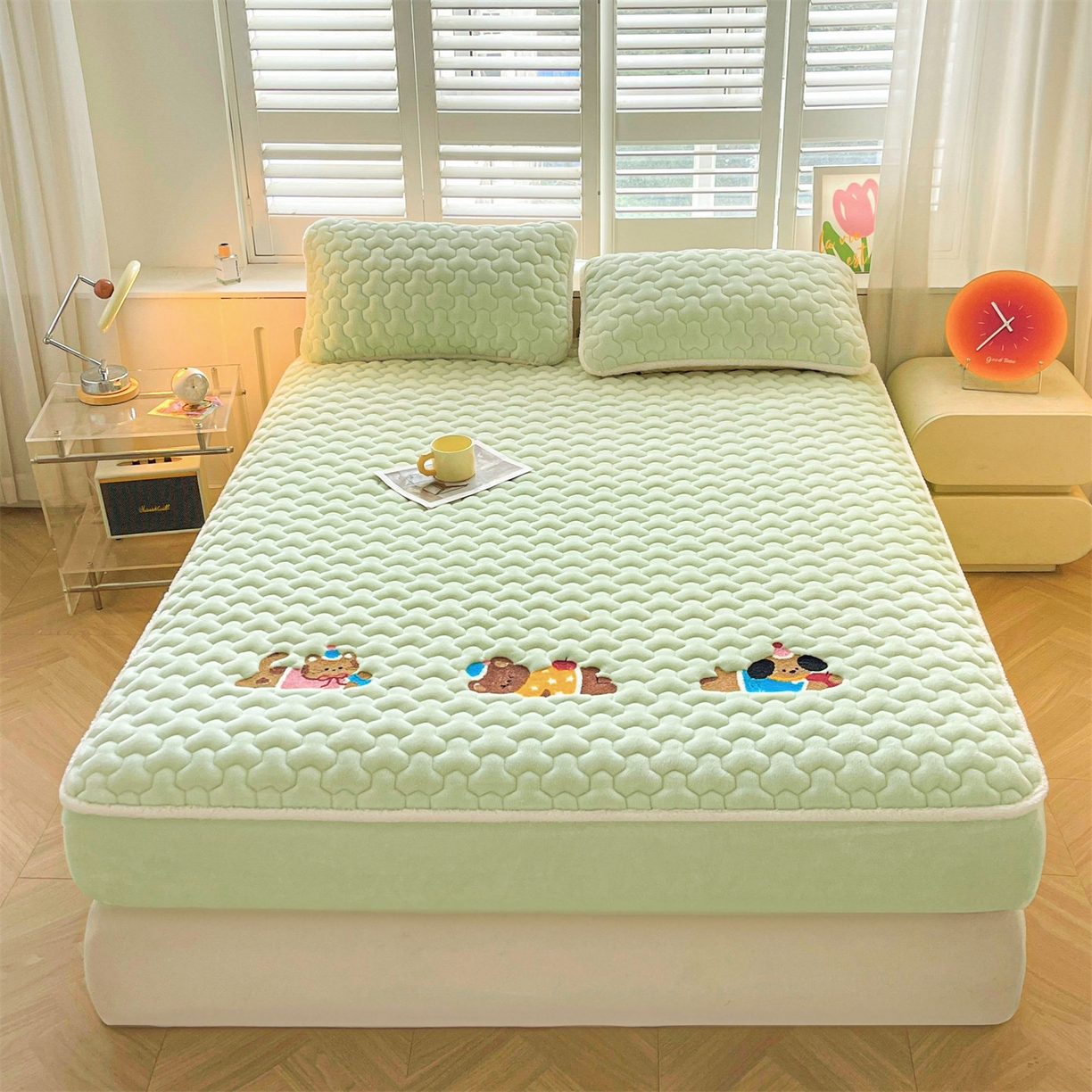 91家纺网 家纺一手货源 找家纺 雯豆家纺 2025新款刺绣牛奶绒夹棉床笠绣花款卡通床笠三件套 萌宠-薄荷绿