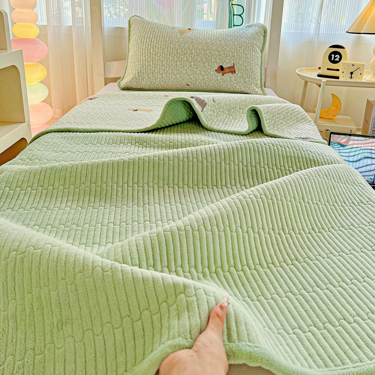 91家纺网 家纺一手货源 找家纺 恒尚居 2025新款学生床盖纯棉牛奶绒正反两用夹棉床单床垫-秋冬款-四季通用【系列一】 布丁狗【A纯棉-B宝宝绒】