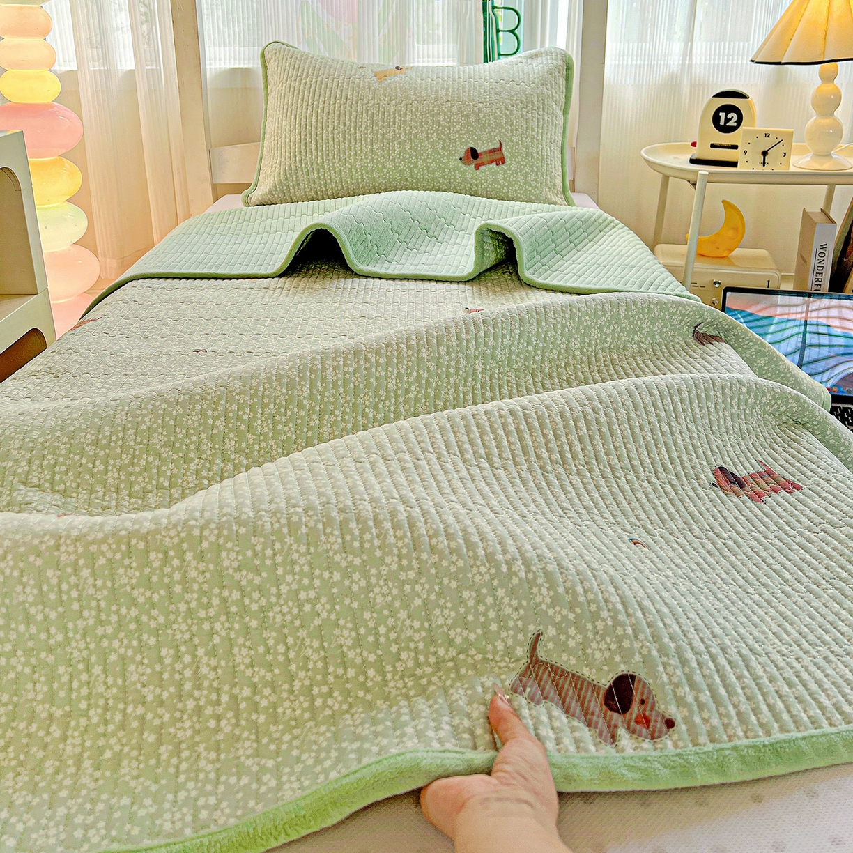 91家纺网 家纺一手货源 找家纺 恒尚居 2025新款学生床盖纯棉牛奶绒正反两用夹棉床单床垫-秋冬款-四季通用【系列一】 布丁狗【A纯棉-B宝宝绒】