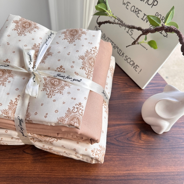 91家纺网 家纺一手货源 找家纺 爱思佳 2024新款A类母婴全棉双层纱印花四件套直播热卖系列三 叠拍图 香榭丽舍