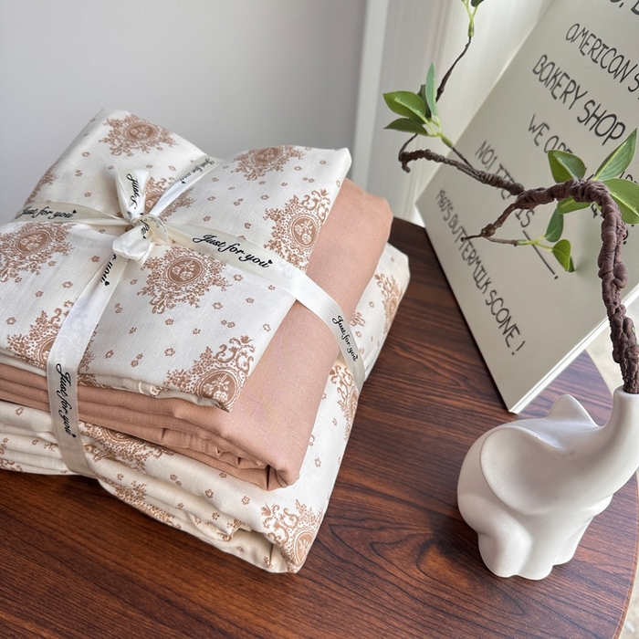 91家纺网 家纺一手货源 找家纺 爱思佳 2024新款A类母婴全棉双层纱印花四件套直播热卖系列三 叠拍图 香榭丽舍