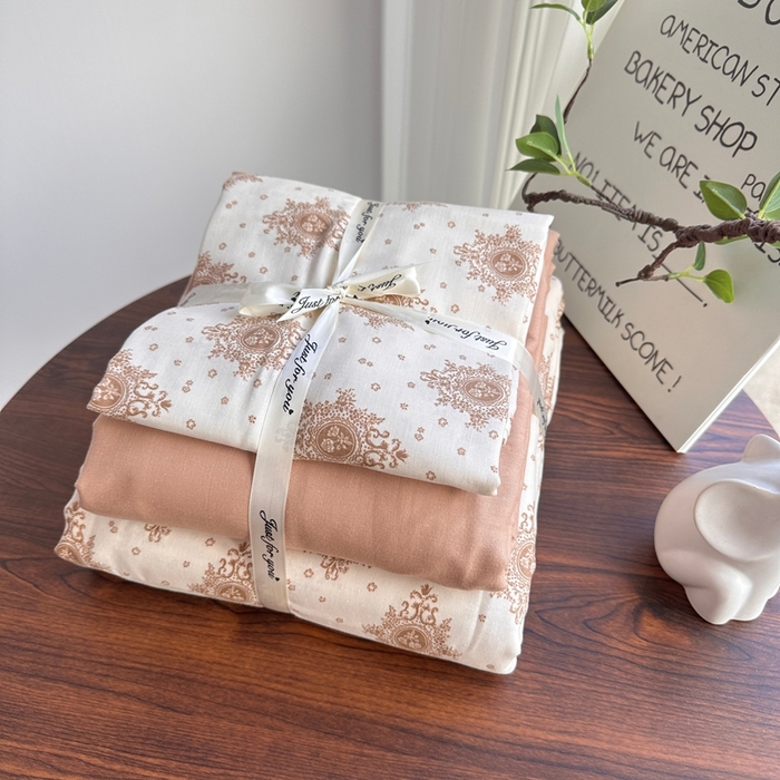 91家纺网 家纺一手货源 找家纺 爱思佳 2024新款A类母婴全棉双层纱印花四件套直播热卖系列三 叠拍图 香榭丽舍