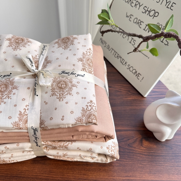 91家纺网 家纺一手货源 找家纺 爱思佳 2024新款A类母婴全棉双层纱印花四件套直播热卖系列三 叠拍图 香榭丽舍