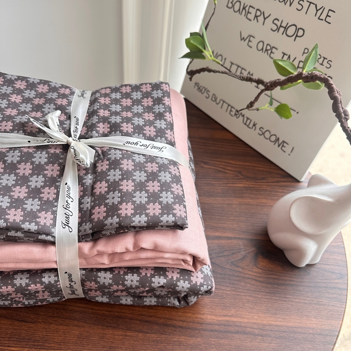 91家纺网 家纺一手货源 找家纺 爱思佳 2024新款A类母婴全棉双层纱印花四件套直播热卖系列三 叠拍图 小香风