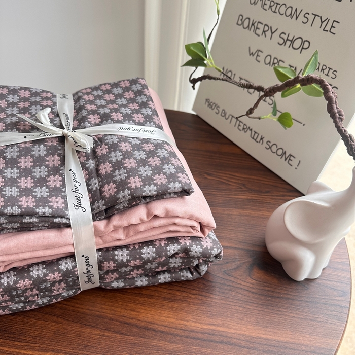 91家纺网 家纺一手货源 找家纺 爱思佳 2024新款A类母婴全棉双层纱印花四件套直播热卖系列三 叠拍图 小香风