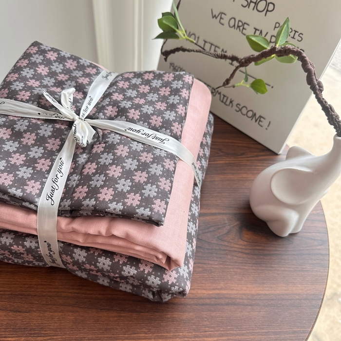 91家纺网 家纺一手货源 找家纺 爱思佳 2024新款A类母婴全棉双层纱印花四件套直播热卖系列三 叠拍图 小香风