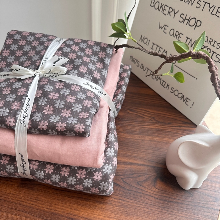 91家纺网 家纺一手货源 找家纺 爱思佳 2024新款A类母婴全棉双层纱印花四件套直播热卖系列三 叠拍图 小香风