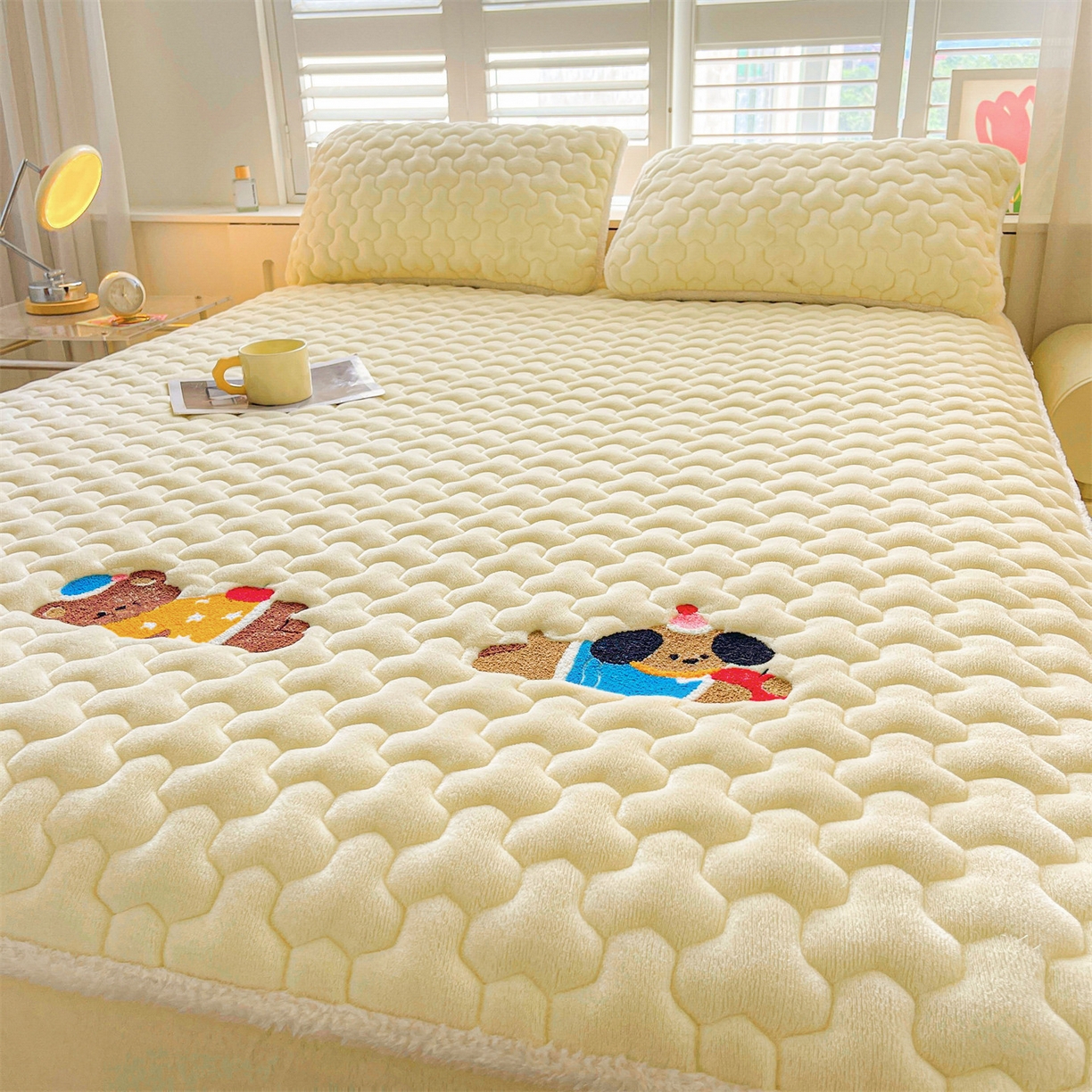 91家纺网 家纺一手货源 找家纺 雯豆家纺 2025新款刺绣牛奶绒夹棉床笠绣花款卡通床笠三件套 萌宠-点黄