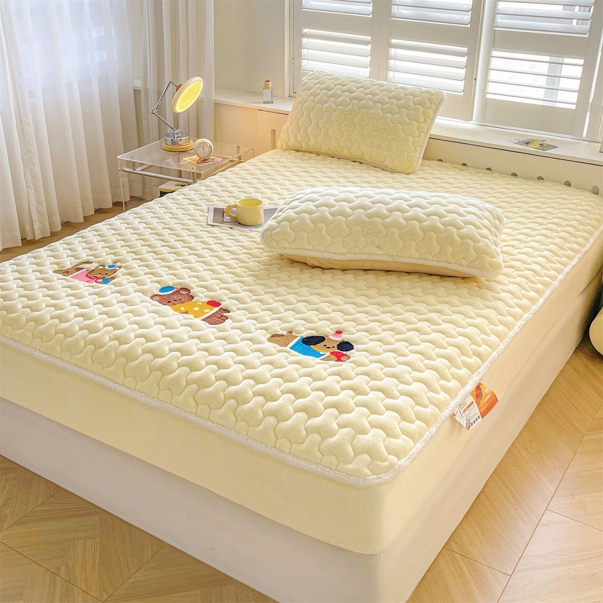 91家纺网 家纺一手货源 找家纺 雯豆家纺 2025新款刺绣牛奶绒夹棉床笠绣花款卡通床笠三件套 萌宠-点黄