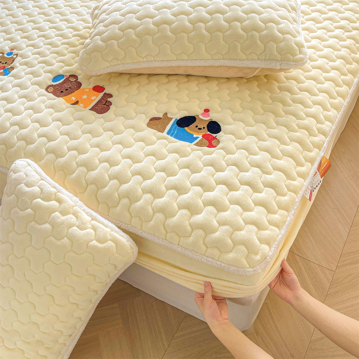 91家纺网 家纺一手货源 找家纺 雯豆家纺 2025新款刺绣牛奶绒夹棉床笠绣花款卡通床笠三件套 萌宠-点黄