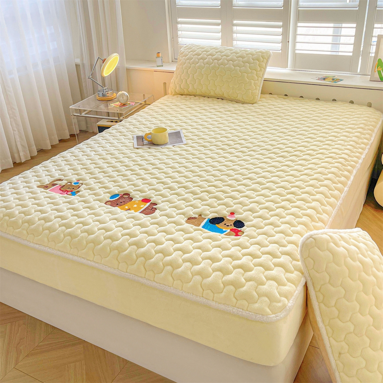 91家纺网 家纺一手货源 找家纺 雯豆家纺 2025新款刺绣牛奶绒夹棉床笠绣花款卡通床笠三件套 萌宠-点黄