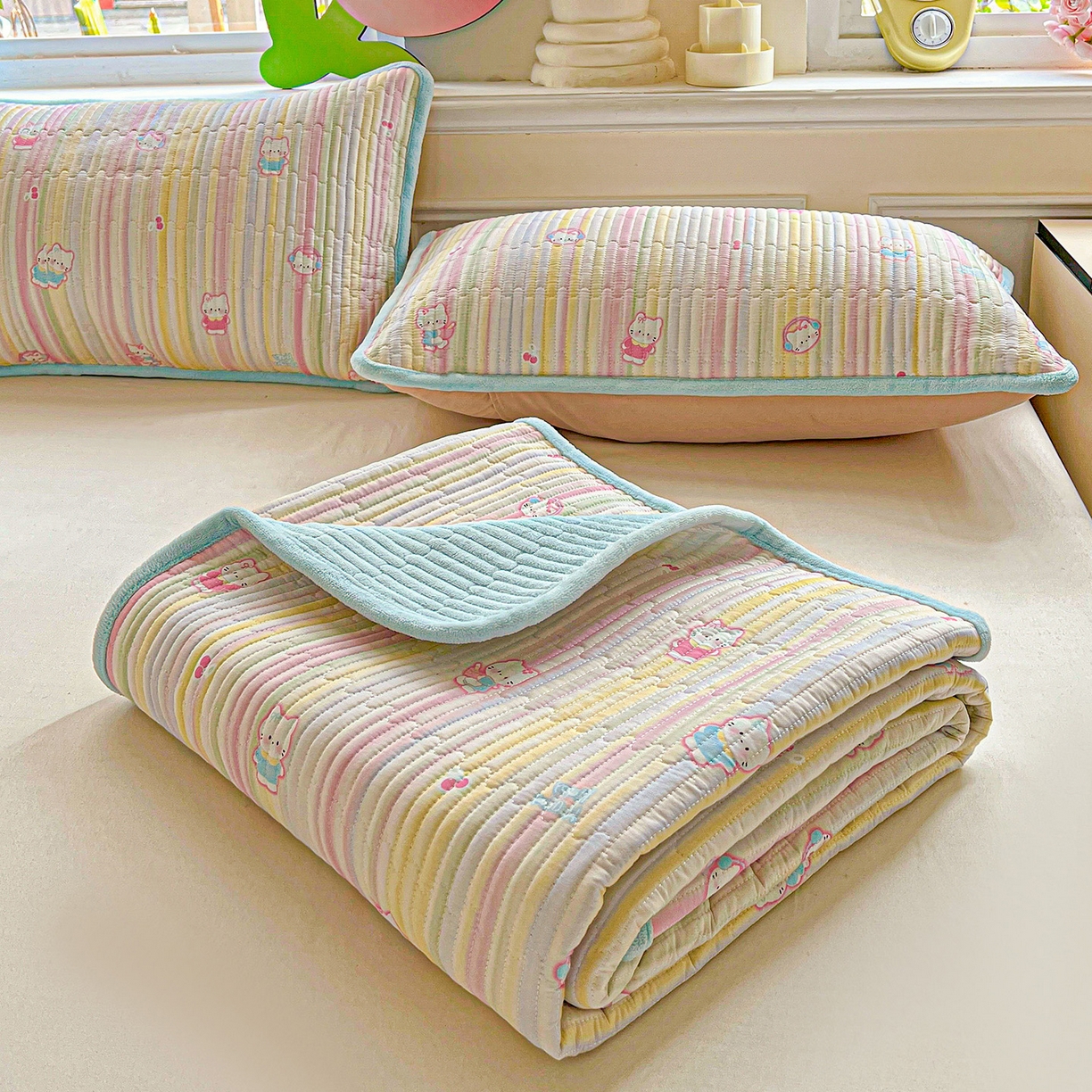 91家纺网 家纺一手货源 找家纺 恒尚居 2025新款学生床盖纯棉牛奶绒正反两用夹棉床单床垫-秋冬款-四季通用【系列一】 彩虹猫【A纯棉-B宝宝绒】