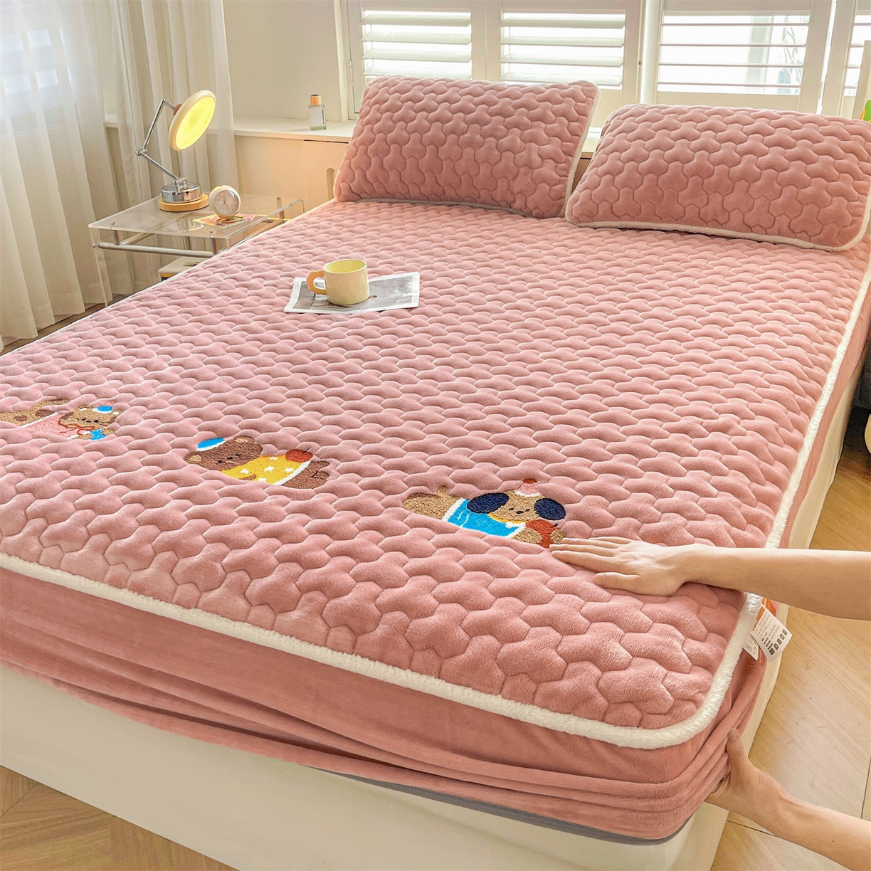 雯豆家纺 2025新款刺绣牛奶绒夹棉床笠绣花款卡通床笠三件套 萌宠-格调粉