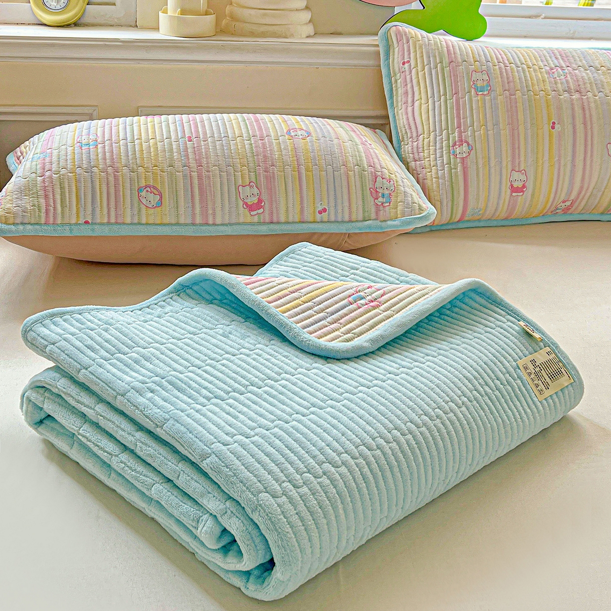 91家纺网 家纺一手货源 找家纺 恒尚居 2025新款学生床盖纯棉牛奶绒正反两用夹棉床单床垫-秋冬款-四季通用【系列一】 彩虹猫【A纯棉-B宝宝绒】