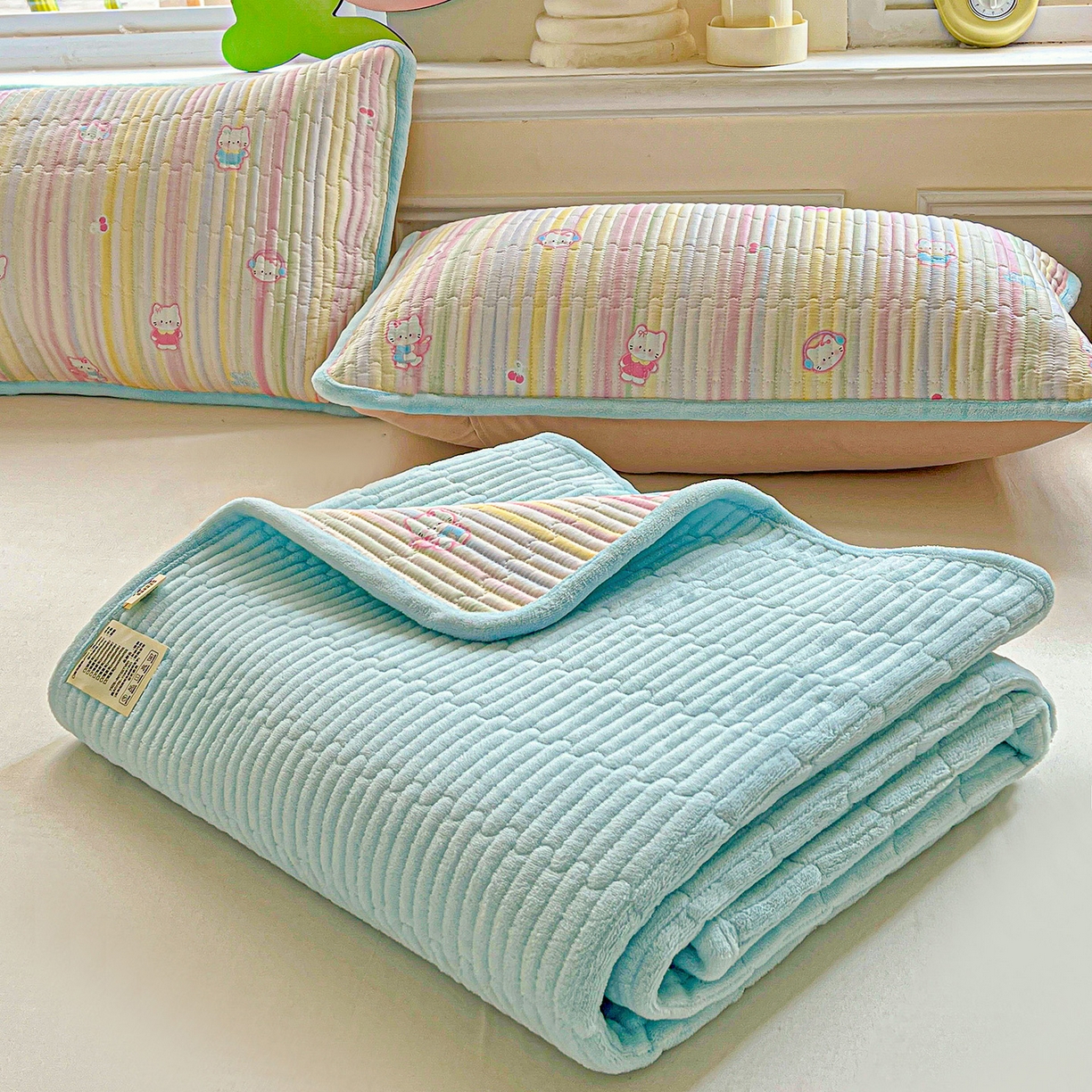 91家纺网 家纺一手货源 找家纺 恒尚居 2025新款学生床盖纯棉牛奶绒正反两用夹棉床单床垫-秋冬款-四季通用【系列一】 彩虹猫【A纯棉-B宝宝绒】