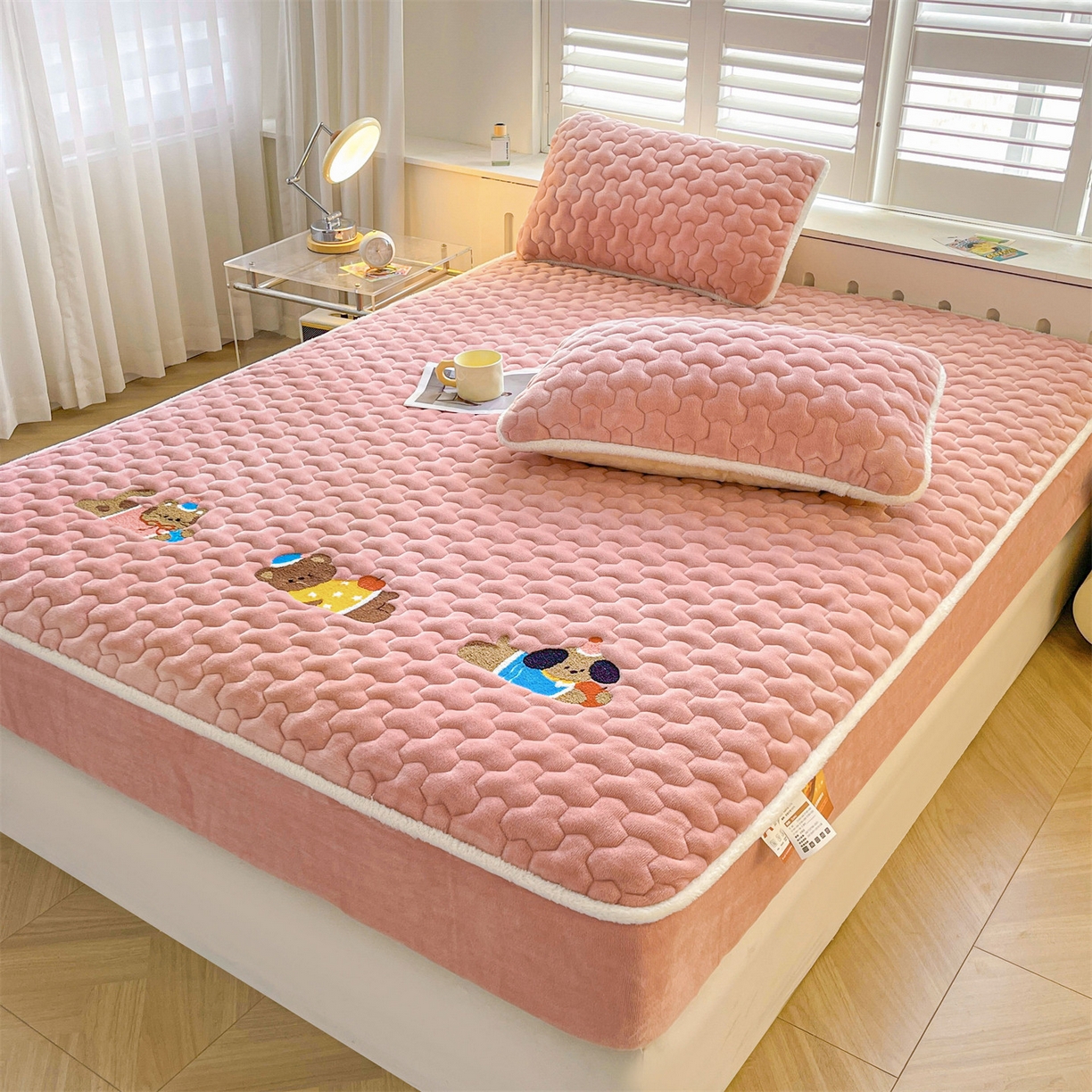 91家纺网 家纺一手货源 找家纺 雯豆家纺 2025新款刺绣牛奶绒夹棉床笠绣花款卡通床笠三件套 萌宠-格调粉