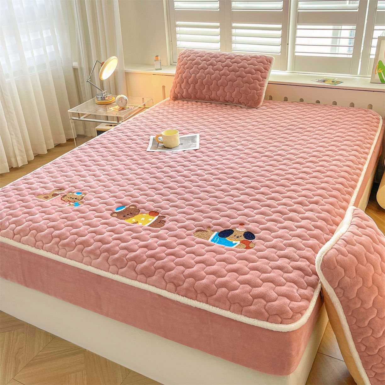 91家纺网 家纺一手货源 找家纺 雯豆家纺 2025新款刺绣牛奶绒夹棉床笠绣花款卡通床笠三件套 萌宠-格调粉