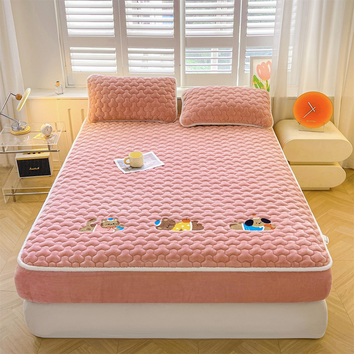 91家纺网 家纺一手货源 找家纺 雯豆家纺 2025新款刺绣牛奶绒夹棉床笠绣花款卡通床笠三件套 萌宠-格调粉