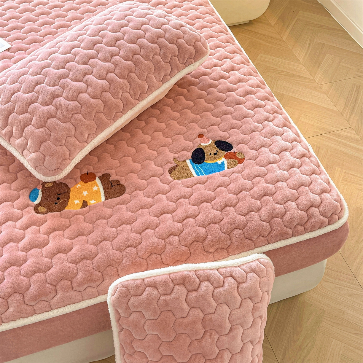 91家纺网 家纺一手货源 找家纺 雯豆家纺 2025新款刺绣牛奶绒夹棉床笠绣花款卡通床笠三件套 萌宠-格调粉