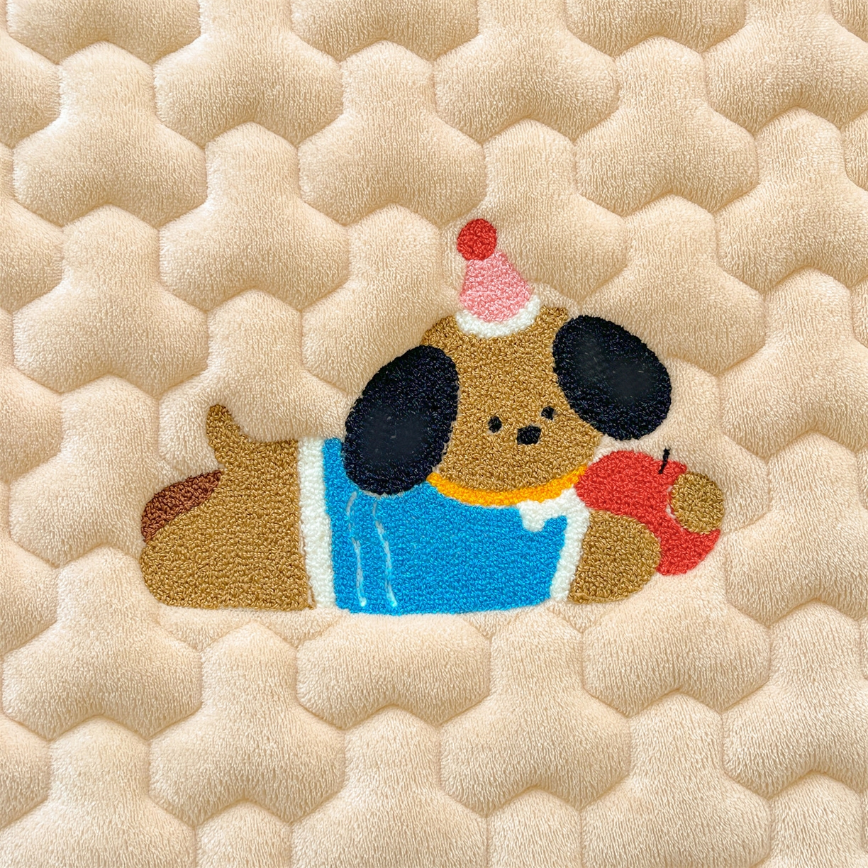 91家纺网 家纺一手货源 找家纺 雯豆家纺 2025新款刺绣牛奶绒夹棉床笠绣花款卡通床笠三件套 萌宠-山茶杏