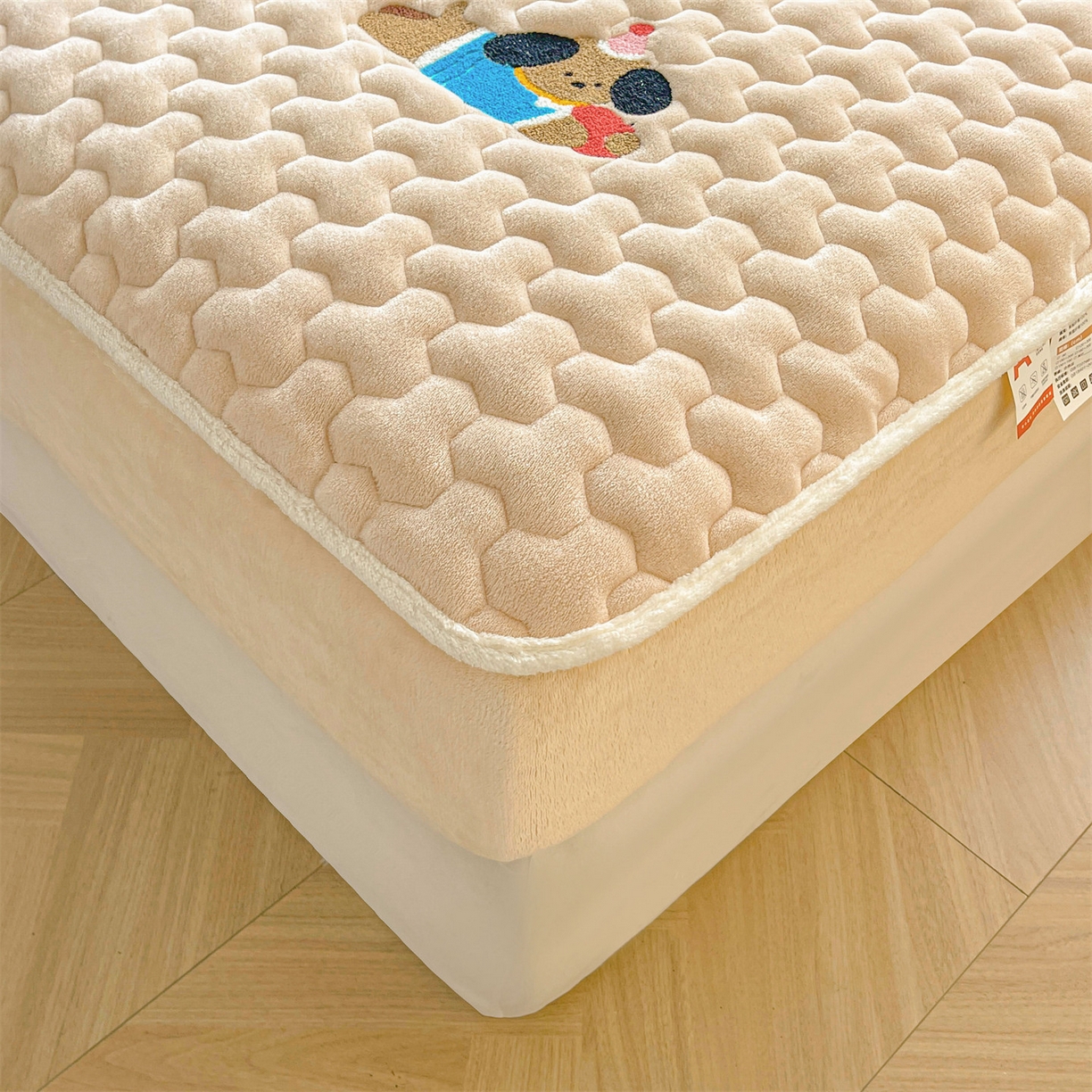 91家纺网 家纺一手货源 找家纺 雯豆家纺 2025新款刺绣牛奶绒夹棉床笠绣花款卡通床笠三件套 萌宠-山茶杏