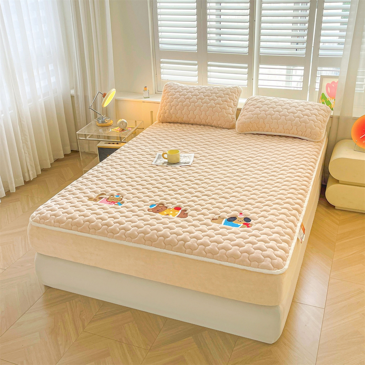 91家纺网 家纺一手货源 找家纺 雯豆家纺 2025新款刺绣牛奶绒夹棉床笠绣花款卡通床笠三件套 萌宠-山茶杏