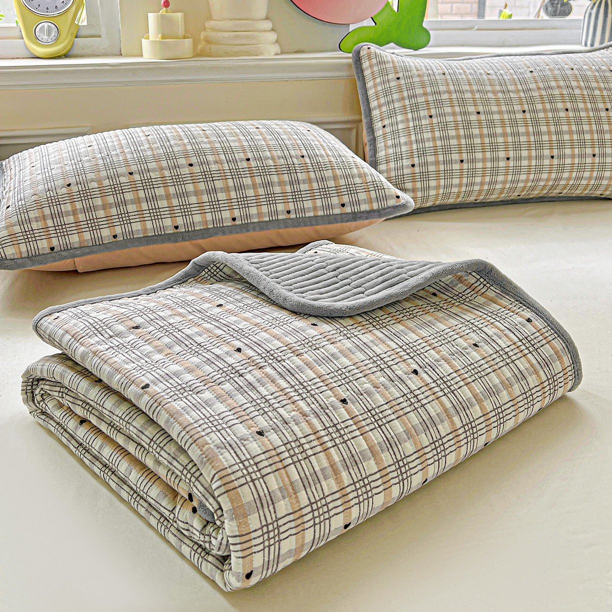 91家纺网 家纺一手货源 找家纺 恒尚居 2025新款学生床盖纯棉牛奶绒正反两用夹棉床单床垫-秋冬款-四季通用【系列一】 简格调【A纯棉-B宝宝绒】