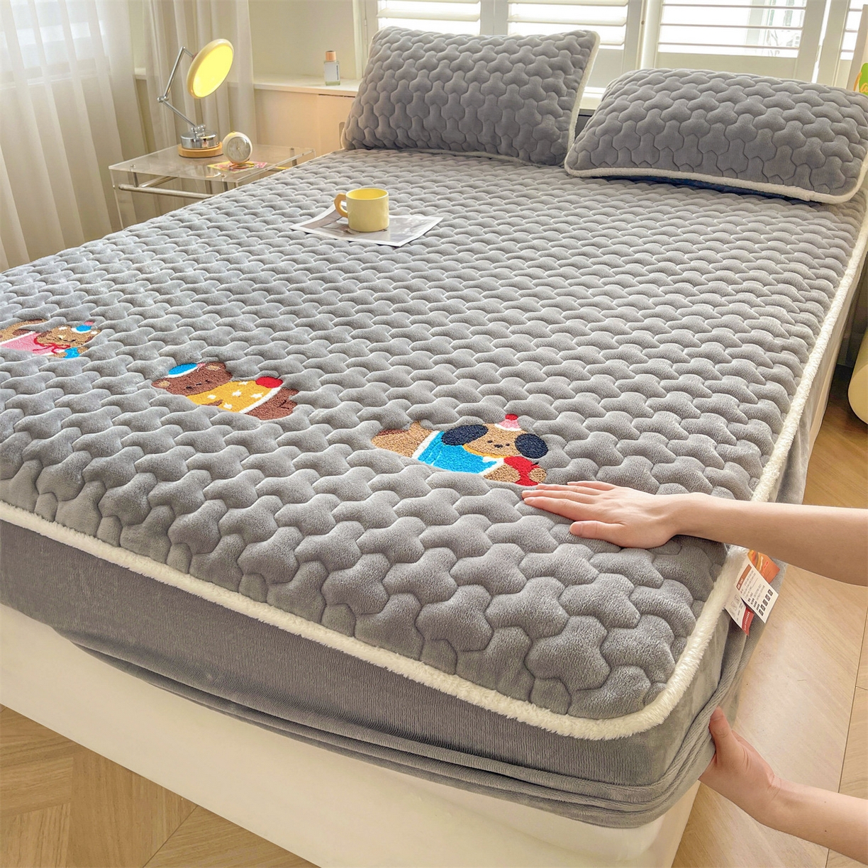 雯豆家纺 2025新款刺绣牛奶绒夹棉床笠绣花款卡通床笠三件套 萌宠-深空灰