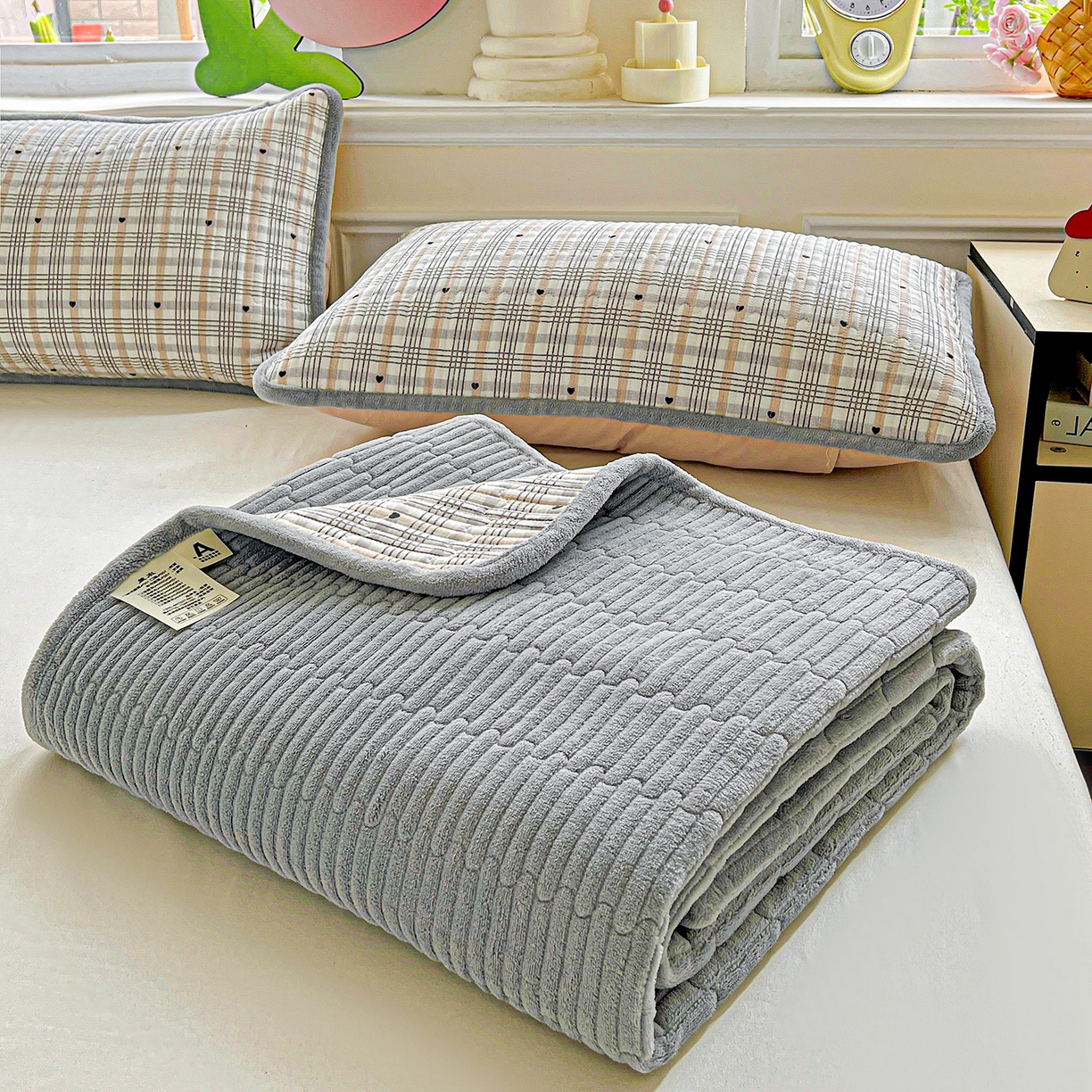 91家纺网 家纺一手货源 找家纺 恒尚居 2025新款学生床盖纯棉牛奶绒正反两用夹棉床单床垫-秋冬款-四季通用【系列一】 简格调【A纯棉-B宝宝绒】