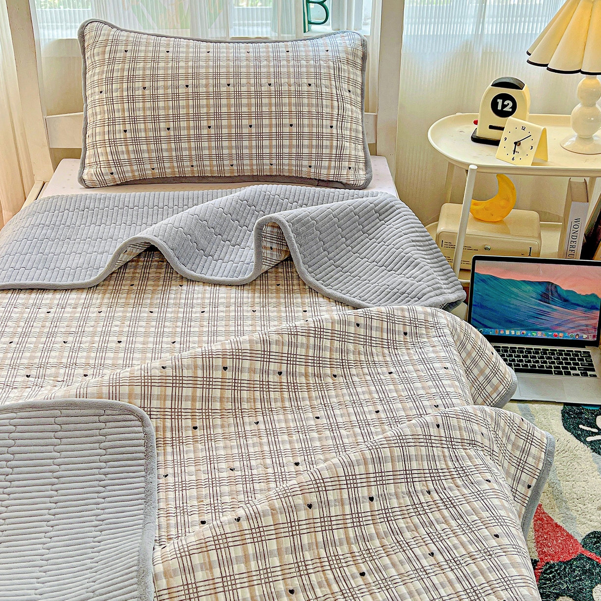 91家纺网 家纺一手货源 找家纺 恒尚居 2025新款学生床盖纯棉牛奶绒正反两用夹棉床单床垫-秋冬款-四季通用【系列一】 简格调【A纯棉-B宝宝绒】