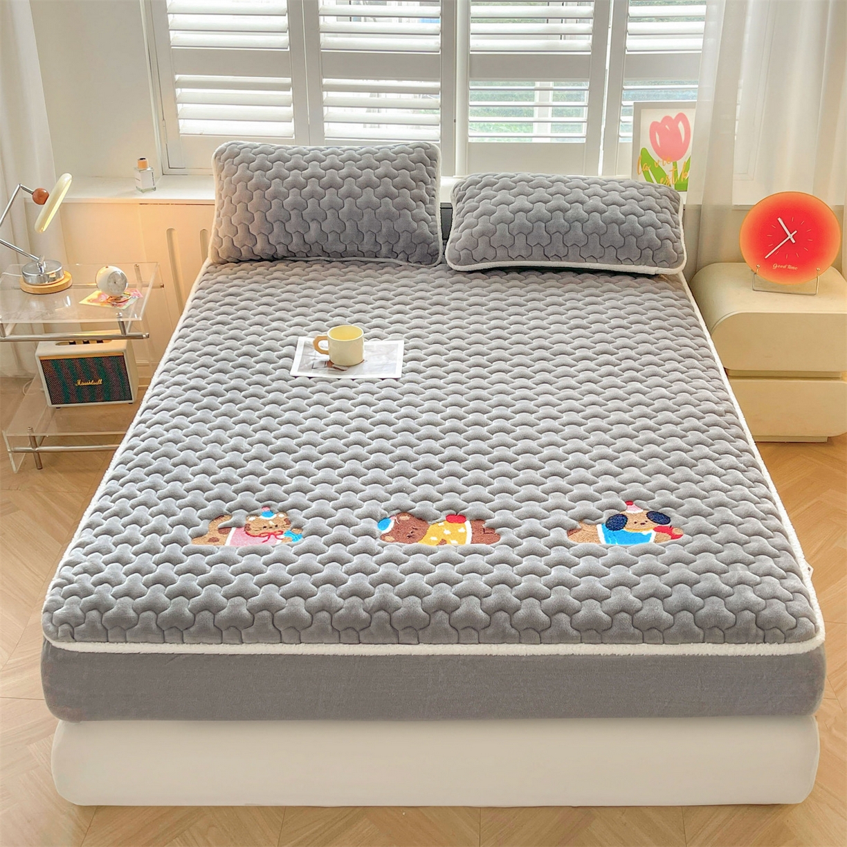 91家纺网 家纺一手货源 找家纺 雯豆家纺 2025新款刺绣牛奶绒夹棉床笠绣花款卡通床笠三件套 萌宠-深空灰