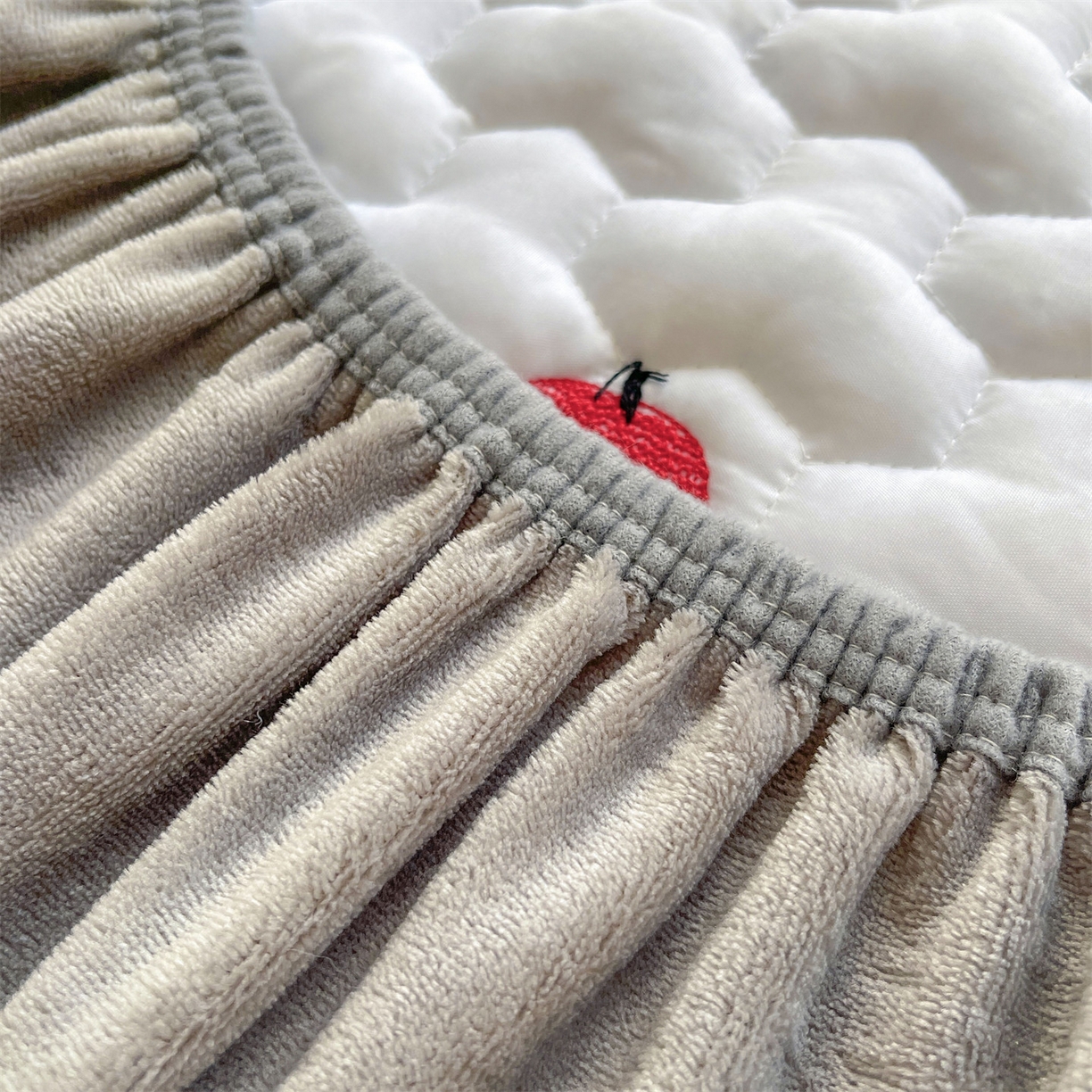 91家纺网 家纺一手货源 找家纺 雯豆家纺 2025新款刺绣牛奶绒夹棉床笠绣花款卡通床笠三件套 萌宠-深空灰