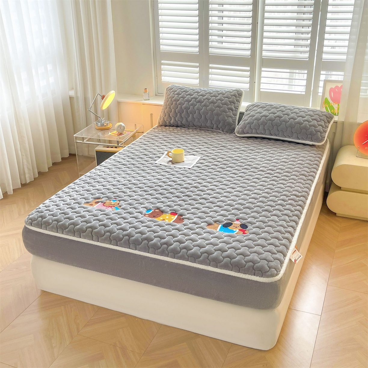 91家纺网 家纺一手货源 找家纺 雯豆家纺 2025新款刺绣牛奶绒夹棉床笠绣花款卡通床笠三件套 萌宠-深空灰