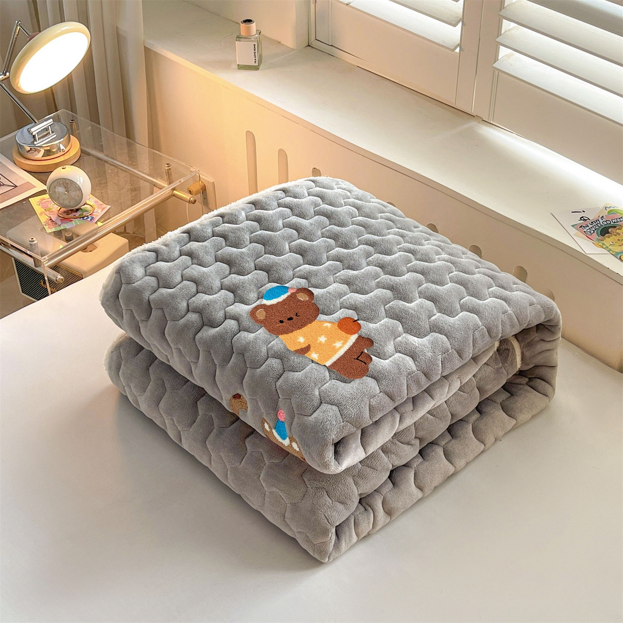 91家纺网 家纺一手货源 找家纺 雯豆家纺 2025新款刺绣牛奶绒夹棉床笠绣花款卡通床笠三件套 萌宠-深空灰