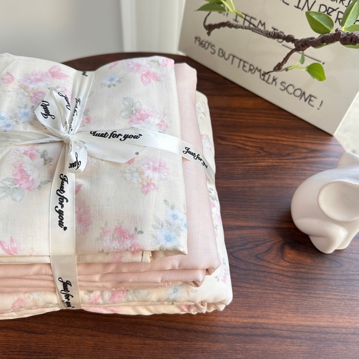 91家纺网 家纺一手货源 找家纺 爱思佳 2024新款A类母婴全棉双层纱印花四件套直播热卖系列三 叠拍图 杏花村