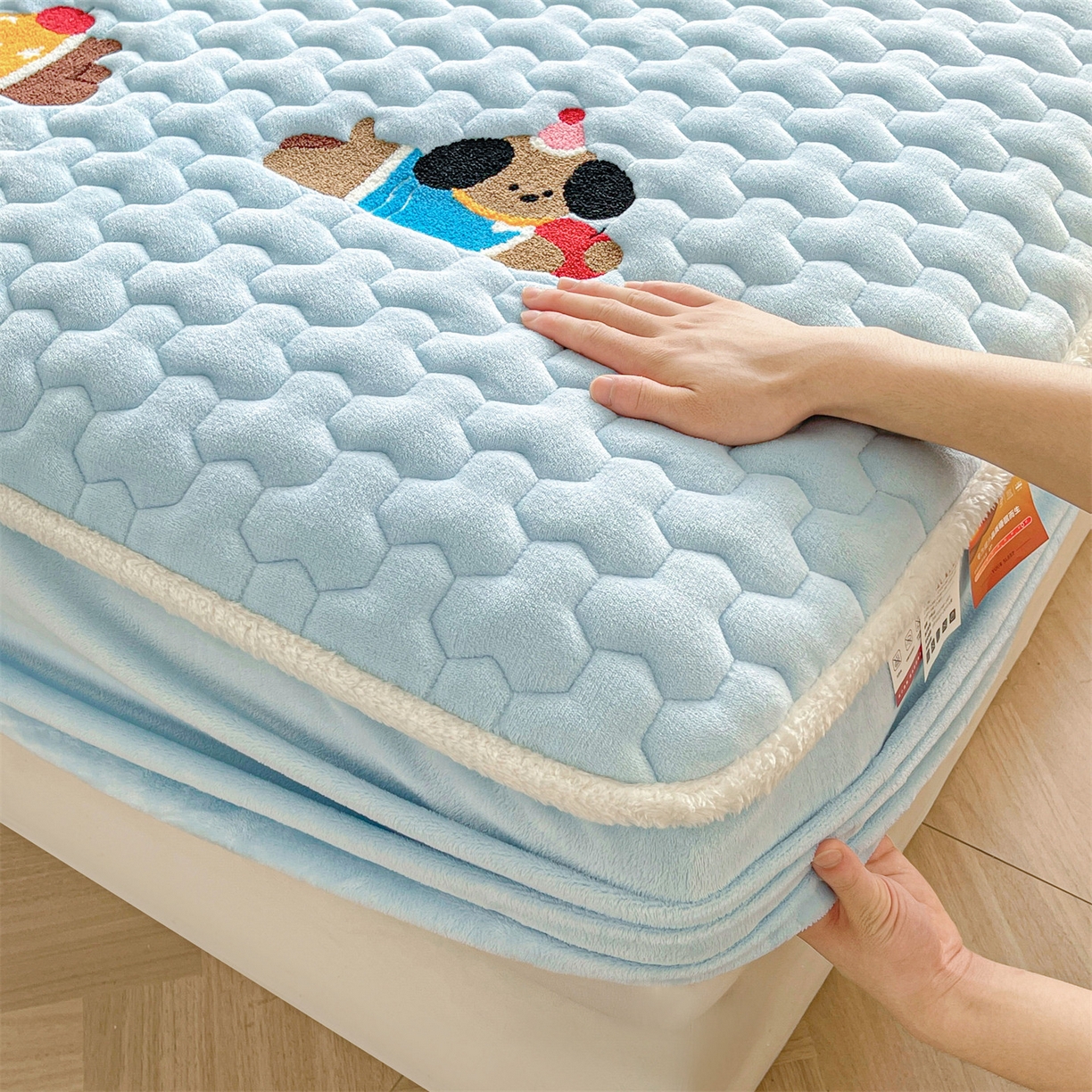 91家纺网 家纺一手货源 找家纺 雯豆家纺 2025新款刺绣牛奶绒夹棉床笠绣花款卡通床笠三件套 萌宠-天蓝