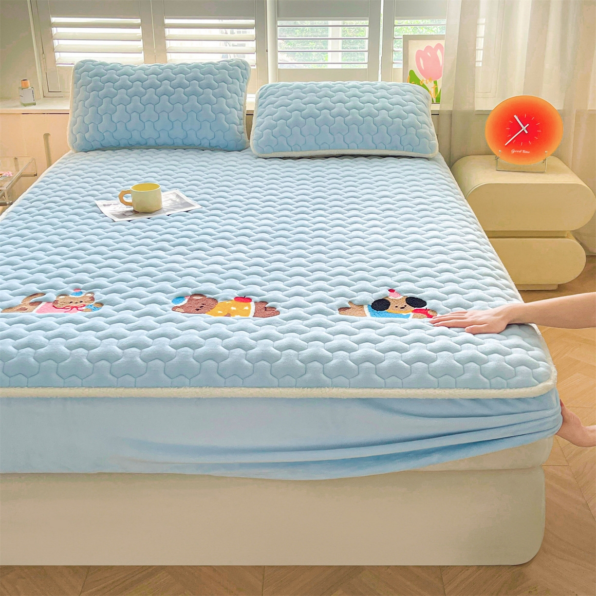 91家纺网 家纺一手货源 找家纺 雯豆家纺 2025新款刺绣牛奶绒夹棉床笠绣花款卡通床笠三件套 萌宠-天蓝