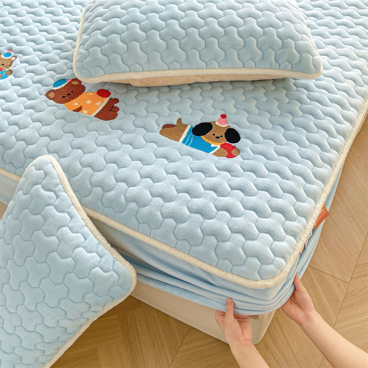 91家纺网 家纺一手货源 找家纺 雯豆家纺 2025新款刺绣牛奶绒夹棉床笠绣花款卡通床笠三件套 萌宠-天蓝