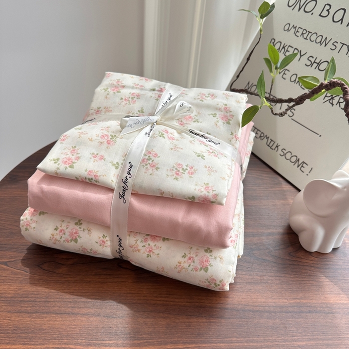 91家纺网 家纺一手货源 找家纺 爱思佳 2024新款A类母婴全棉双层纱印花四件套直播热卖系列三 叠拍图 秀妍