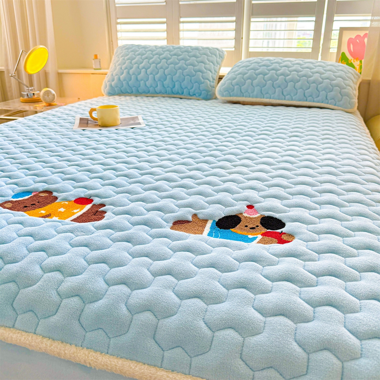 91家纺网 家纺一手货源 找家纺 雯豆家纺 2025新款刺绣牛奶绒夹棉床笠绣花款卡通床笠三件套 萌宠-天蓝