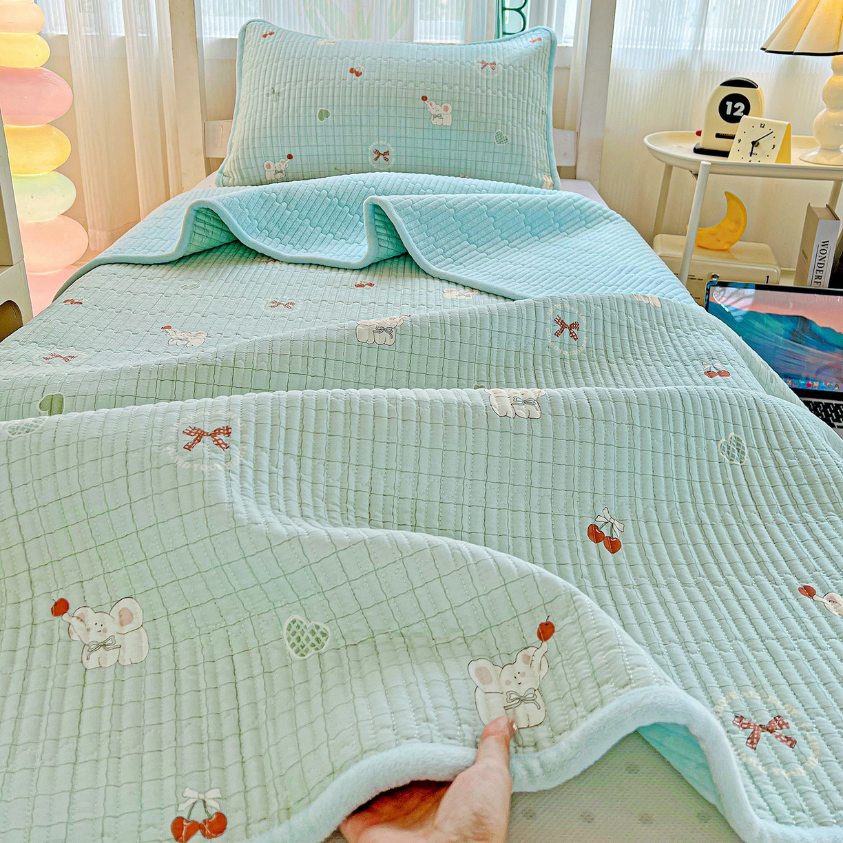 91家纺网 家纺一手货源 找家纺 恒尚居 2025新款学生床盖纯棉牛奶绒正反两用夹棉床单床垫-秋冬款-四季通用【系列一】 蓝象【A纯棉-B宝宝绒】