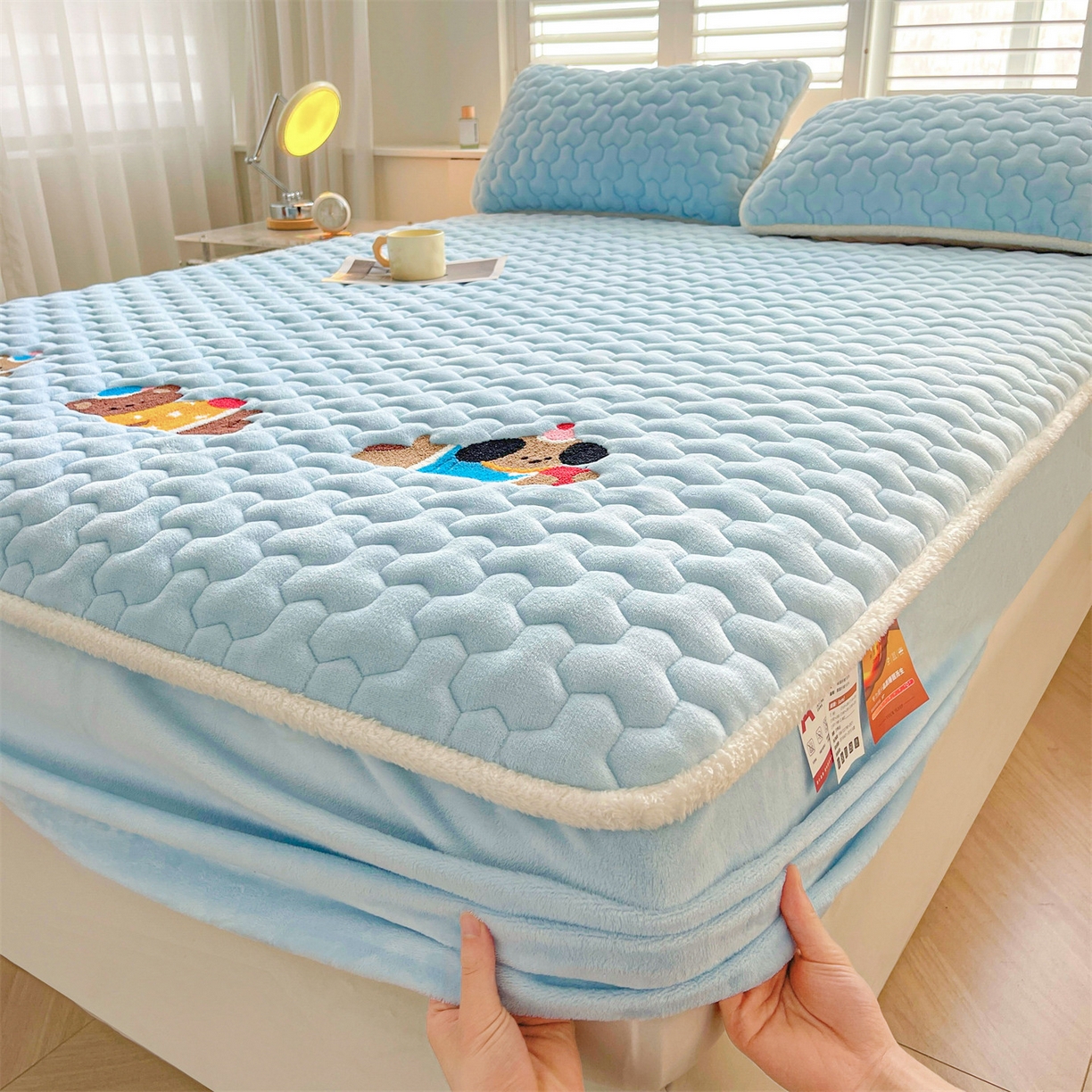 91家纺网 家纺一手货源 找家纺 雯豆家纺 2025新款刺绣牛奶绒夹棉床笠绣花款卡通床笠三件套 萌宠-天蓝