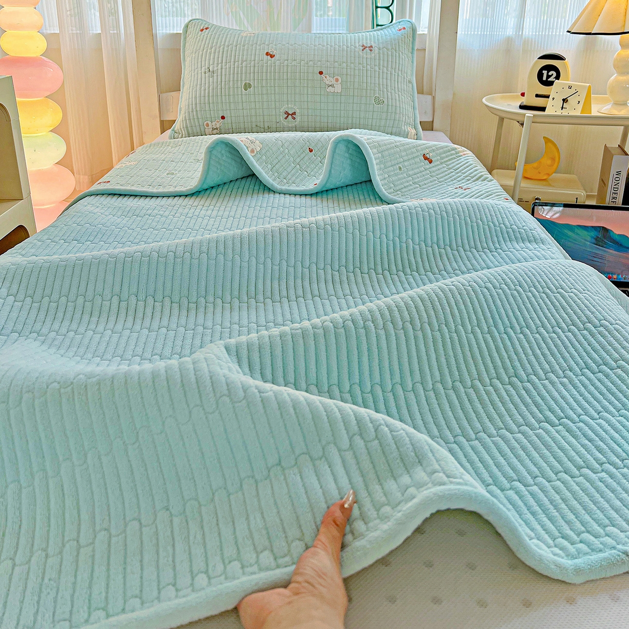 91家纺网 家纺一手货源 找家纺 恒尚居 2025新款学生床盖纯棉牛奶绒正反两用夹棉床单床垫-秋冬款-四季通用【系列一】 蓝象【A纯棉-B宝宝绒】