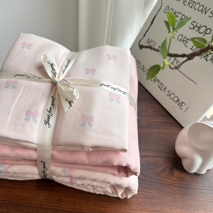 91家纺网 家纺一手货源 找家纺 爱思佳 2024新款A类母婴全棉双层纱印花四件套直播热卖系列三 叠拍图 雨蝶