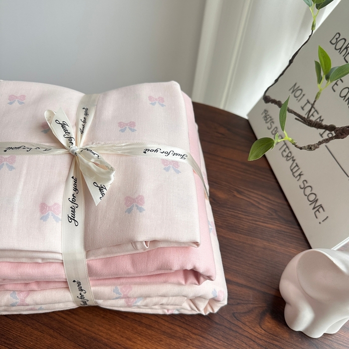 91家纺网 家纺一手货源 找家纺 爱思佳 2024新款A类母婴全棉双层纱印花四件套直播热卖系列三 叠拍图 雨蝶